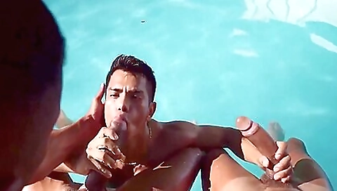 Dois Putos Pirocudos Fodem Passivo Na Piscina 30 Min